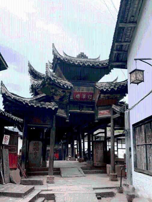 可爱女孩参加宴会