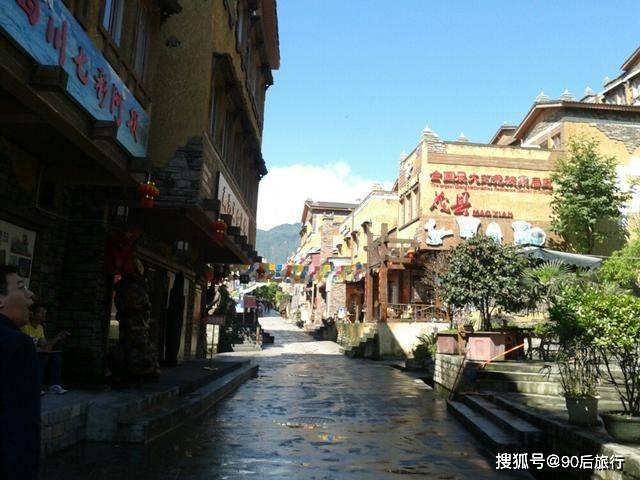 西宁一女子在火锅店就餐,老鼠在头顶摇摇欲坠,门店:顺着电线跑来的,每周有消杀