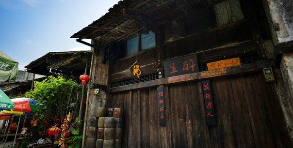 贴窗花　公交车厢年味浓